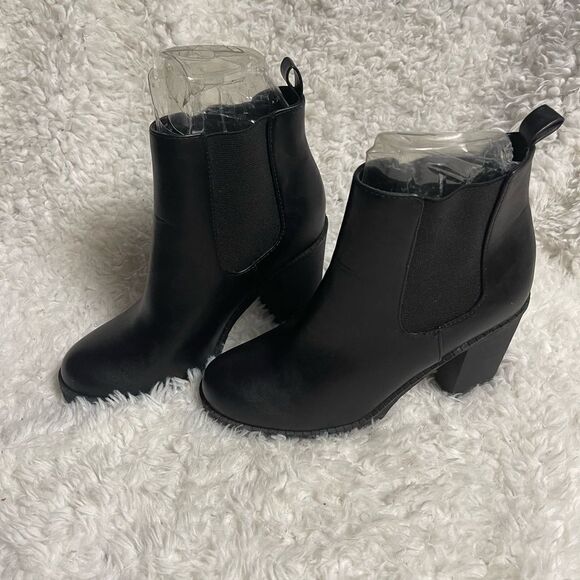 Soda synthetic leather black slip on ankle  heels boots sides elastics SZ9 - Picture 1 of 11